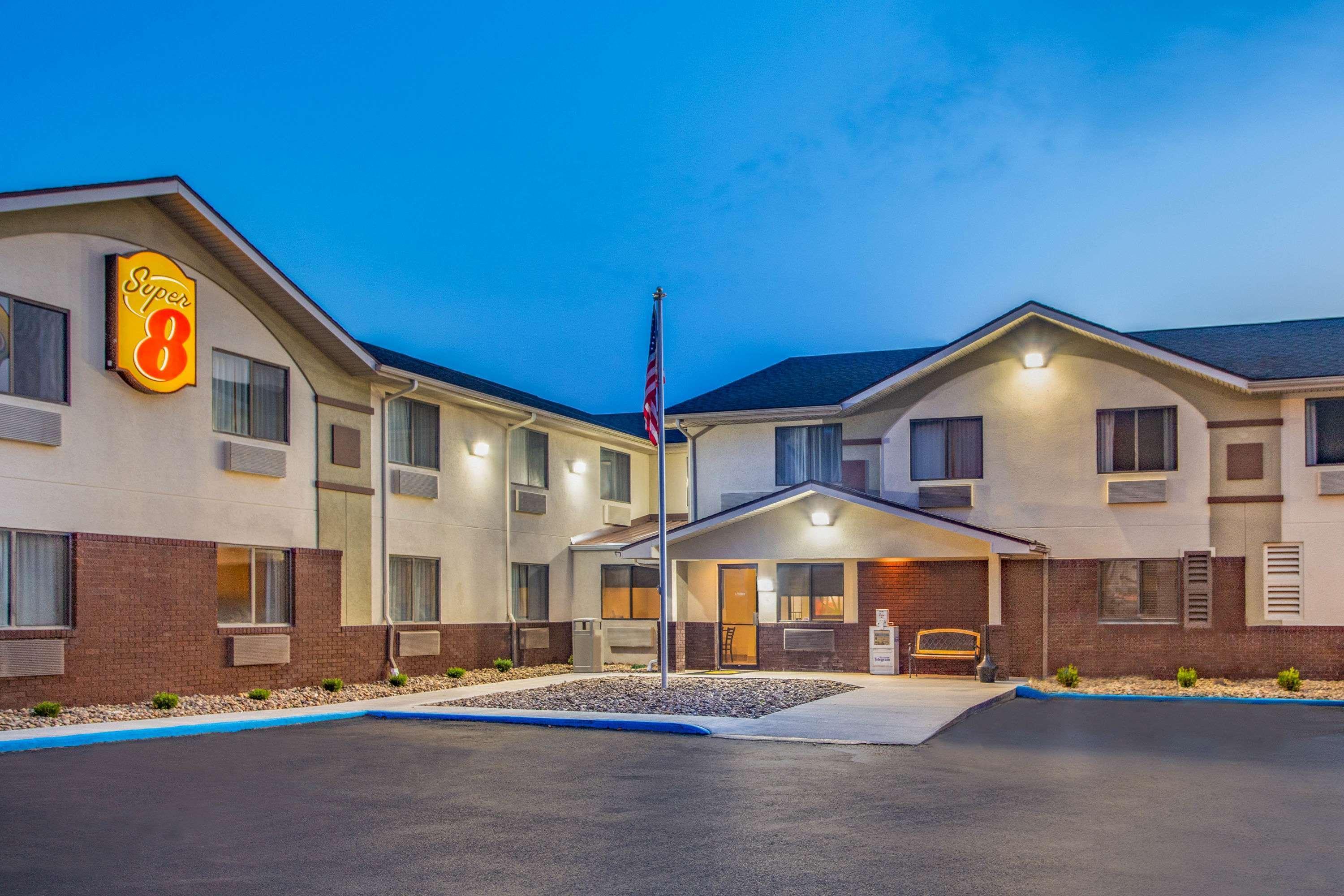 Super 8 By Wyndham Weston Wv Hotel Exterior photo