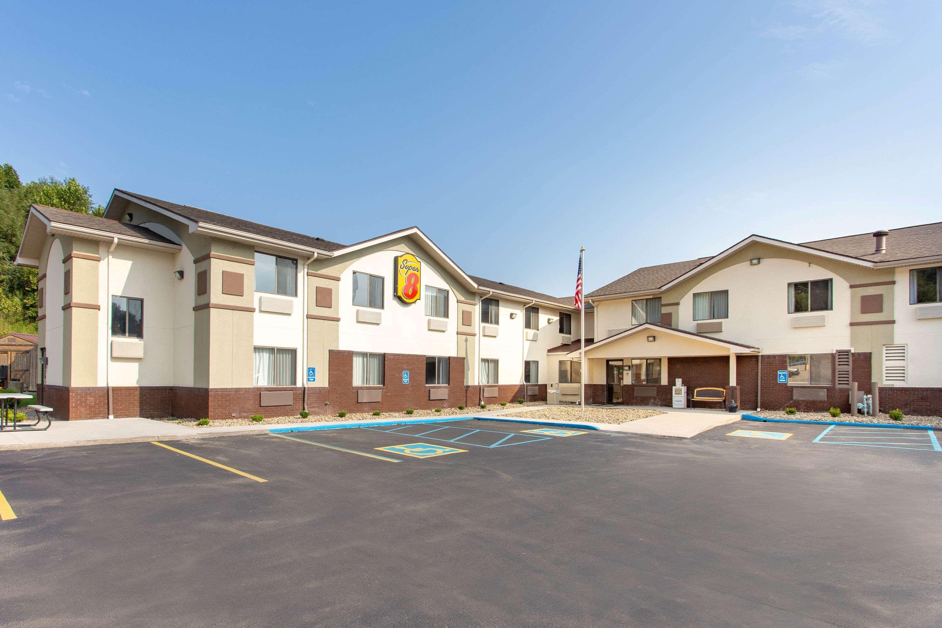 Super 8 By Wyndham Weston Wv Hotel Exterior photo