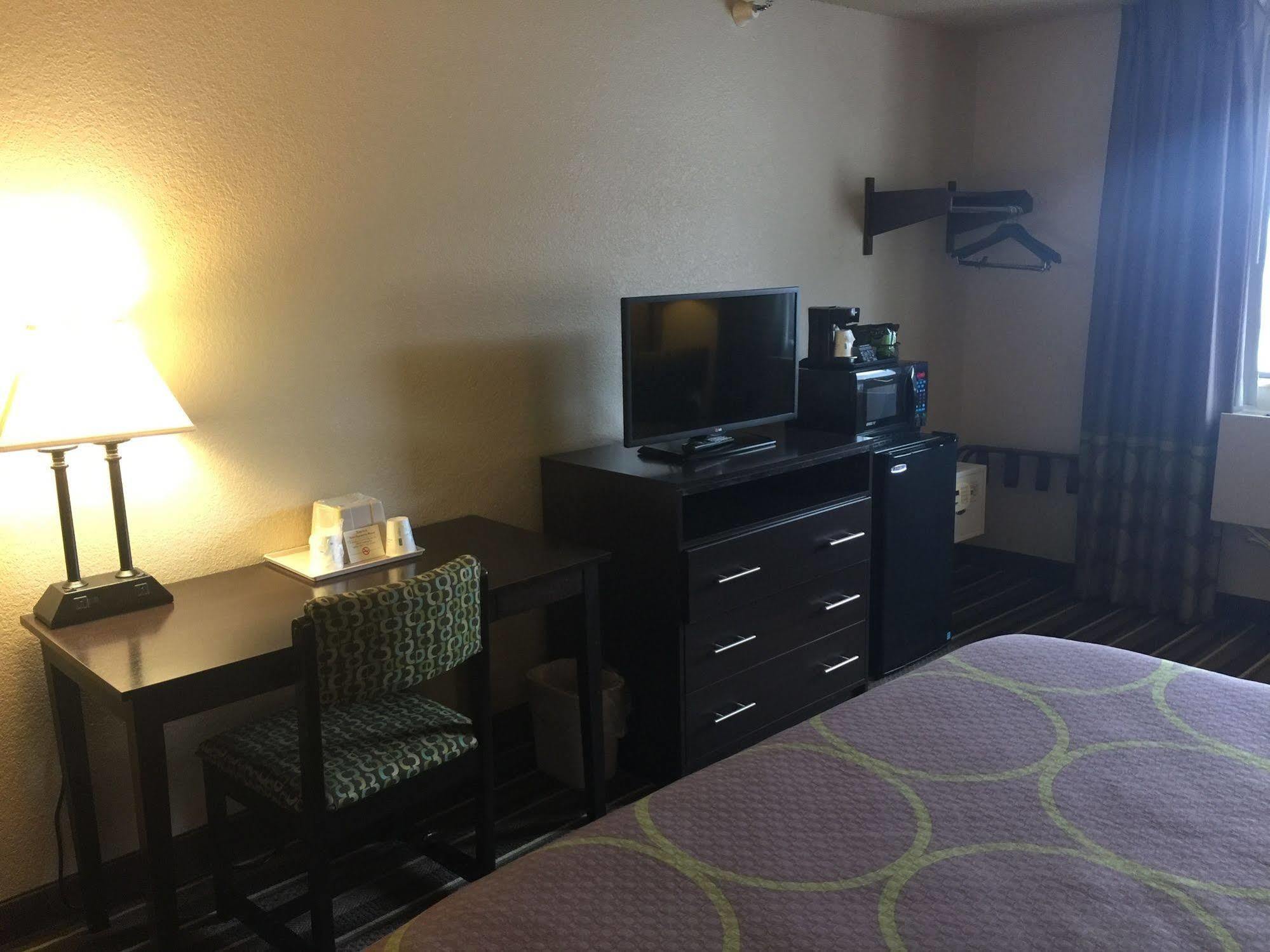 Super 8 By Wyndham Weston Wv Hotel Exterior photo